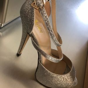 ZriEy Ladies Heels - Size 38 (8) - like new